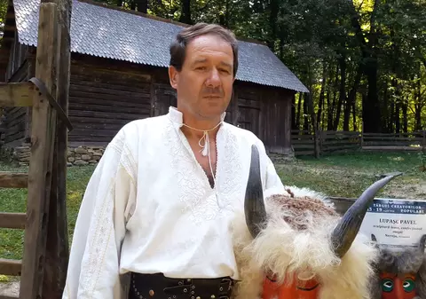 Omul cu măștile. Povești despre ritualuri ciudate și flăcai care ceartă moartea - FOTO