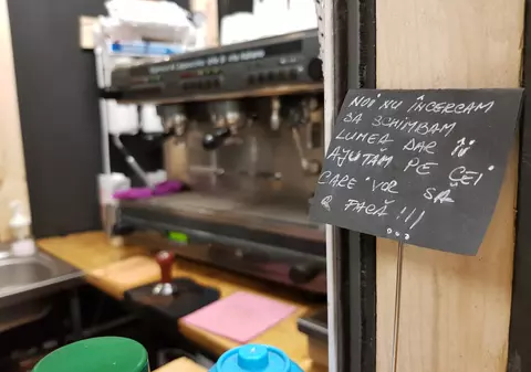 VIDEO/Cafea cu parfum de zâmbete. Poți s-o bei și dacă n-ai bani, ești trecut ”pe caiet”. ”Nu încercăm să schimbăm lumea, dar îi ajutăm pe cei care vor să o facă”