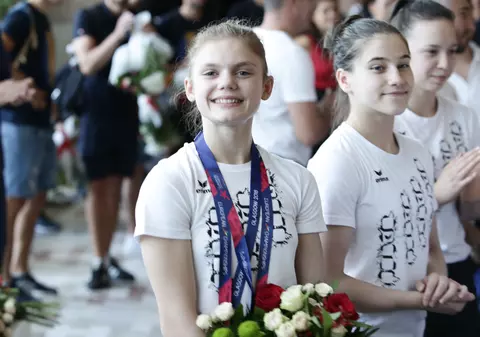 Au venit campioanele și campionii! Unii plâng, alții fac haz de necaz. Așteptați de funcționarul ”Tricoaie”. A tăcut mâlc ca să nu gafeze iar! / FOTO&VIDEO