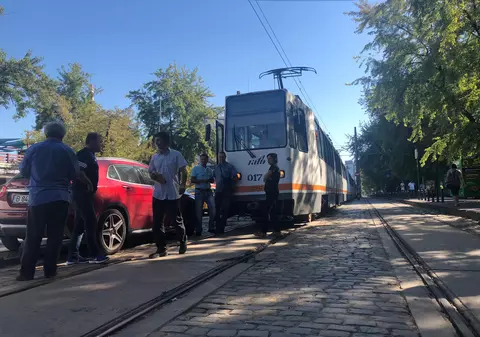 Tramvaie blocate în zona Pipera din cauza unei tinere care a parcat pe linie