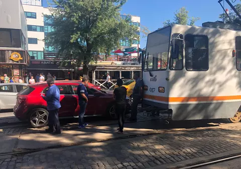 #salvatipipera / Tramvaie blocate în zona Pipera din cauza unei șoferițe care a parcat pe linie - VIDEO