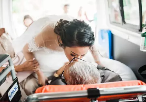 FOTO | Un tată bolnav de cancer în fază terminală și-a împlinit ultima dorință: Și-a condus fiica la altar