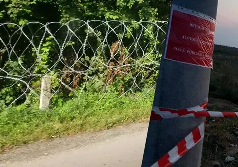 IMAGINI EXCLUSIVE/ Ucrainenii ridică un gard din sârmă ghimpată la granița cu România contra pestei porcine și împotriva contrabandei. Noi ne "protejăm" cu bandă de plastic!