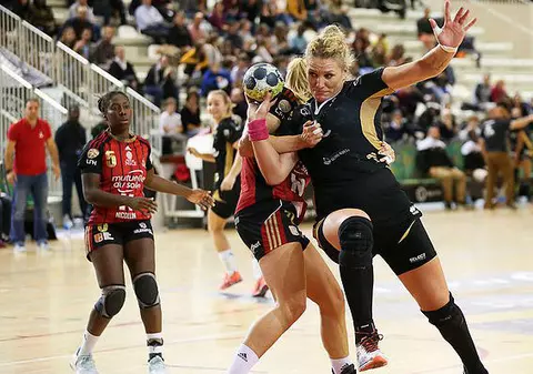 Crina Pintea, cel mai bun pivot din campionatul francez de handbal. Franța e campioana mondială en-titre la fete