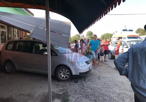 UPDATE/ O mașină a intrat în terasa unui bar din Iași. Șoferul ar fi adormit la volan