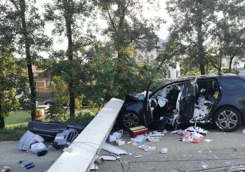 O mașină a lovit un stâlp, în Bistriţa-Năsăud, după ce șoferul a adormit la volan. Doi copii se află printre răniți
