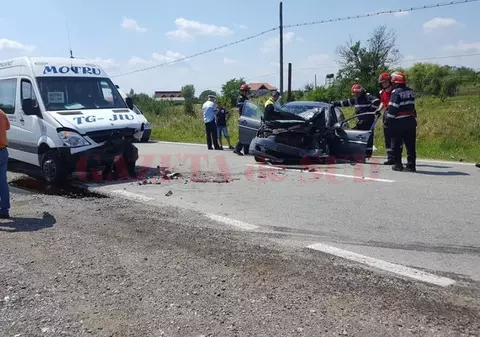 Accident rutier în Ciuperceni, judeţul Gorj, soldat cu 10 răniți. Un șofer a făcut infarct la volan și a intrat într-un microbuz