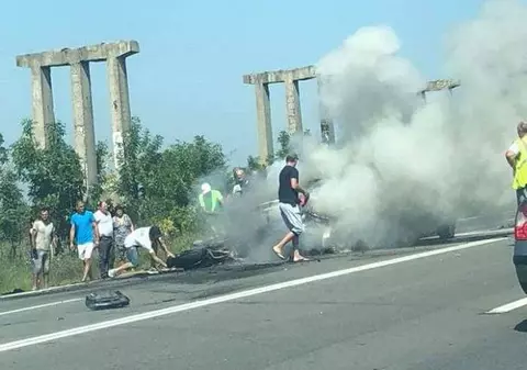 Accident în Işalniţa, Dolj, urmat de incendiu. Un motociclist a murit după o ciocnire violentă cu o mașină