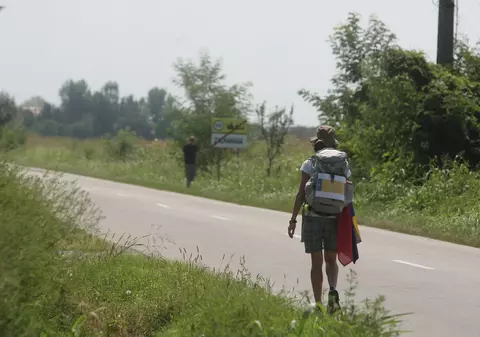 VIDEO/ A mers 600 de kilometri pe jos, pentru educaţie. Povestea româncei care a renunţat la o viaţă de vis în Elveţia pentru a-i ajuta pe copii