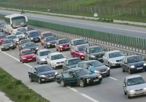 Circulația pe Autostrada Soarelui către litoral este îngreunată miercuri dimineață. Coloană către litoral