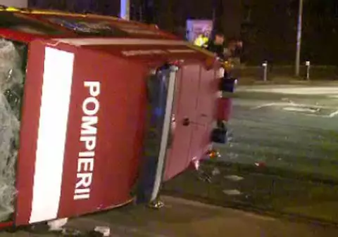 Ambulanță răsturnată în urma unui accident în Constanța. Un copil și mama sa, la spital / FOTO&VIDEO