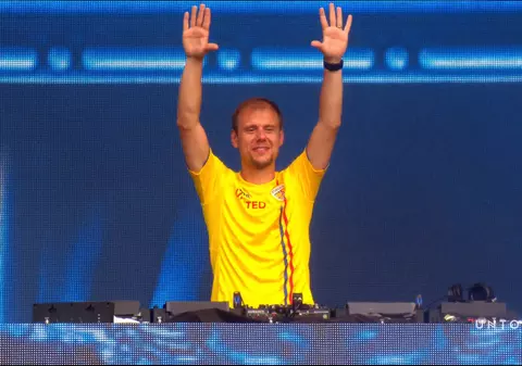 Armin van Buuren a mixat șapte ore la Untold 2018. Petrecerea a ținut până la 9 dimineața