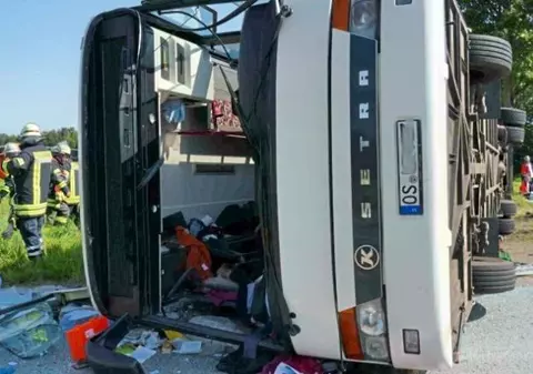 Un autocar cu 25 de persoane s-a răsturnat pe DN 1 în județul Brașov