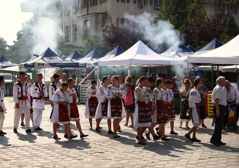 Zilele Alexandriei – "bâlci" sătesc cu mici, bere și produse contrafăcute - VIDEO&FOTO