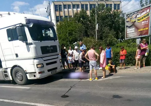 Bărbat călcat de camion pe o trecere de pietoni din Iași. Scene șocante în apropierea unui centru comercial