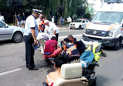Un bărbat cu handicap care circula într-un căruț electric a fost accidentat în fața primăriei din Bârlad