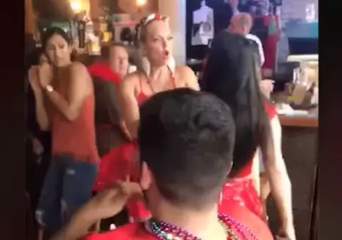 VIDEO | O barmaniță și-a lovit cu pumnii colega de muncă după ce aceasta i-a dat o palmă la fund
