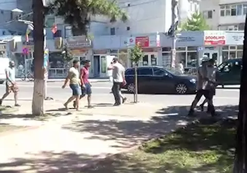 UPDATE/ Două clanuri de rromi s-au confruntat joi la prânz în Bârlad. Un scandalagiu a tras cu pistolul |VIDEO