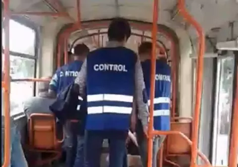 Motivul uimitor pentru care a fost amendat un șofer de autobuz. Ce au găsit controlorii în mijlocul de transport în comun