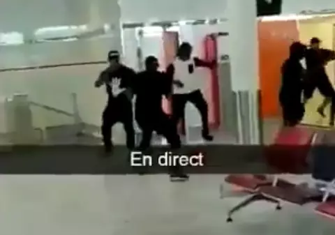 Doi rapperi francezi arestați după ce s-au bătut pe aeroportul din Paris și au întârziat zborurile