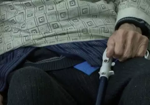 Bătrân în scaun rulant, bătut de un îngrijitor în județul Vâlcea. S-a deschis anchetă în acest caz