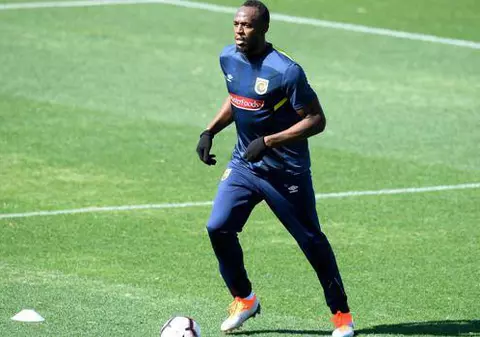 Usain Bolt a venit cu mănuși la primul antrenament cu Coast Central Mariners