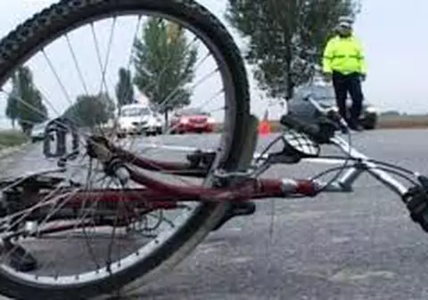 Un bărbat a căzut de pe bicicletă pe stradă și s-a ales cu dosar penal