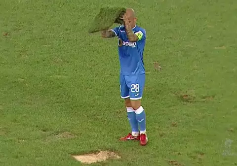 Stadionul din Craiova are un gazon execrabil. Căpitanul Mitriță a răbufnit