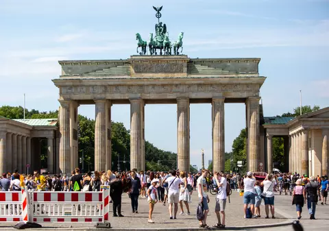 Mai mulți primari germani spun că prea mulți copii români primesc alocație în Germania. Reacția MAE