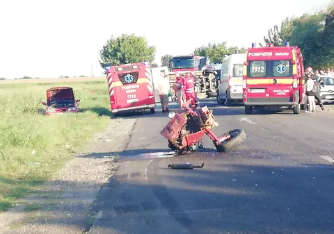 FOTO/ Accident cu cel puțin zece răniți în Buzău. Şoferul vinovat a fost prins de poliţişti