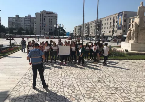 Protest în stradă al liceenilor, la Buzău. Autoritățile vor să îi mute în altă locație sau să îi comaseze