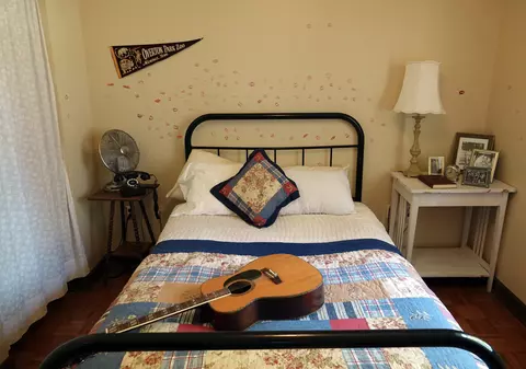 Fanii lui Elvis Presley pot petrece noaptea în camera în care a locuit Regele, în Memphis