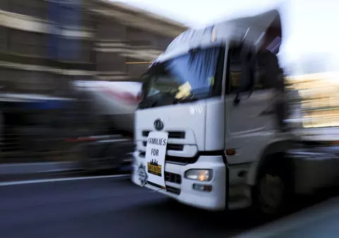 Româncă amendată în Spania pentru că și-a alăptat copilul în timp ce conducea un camion