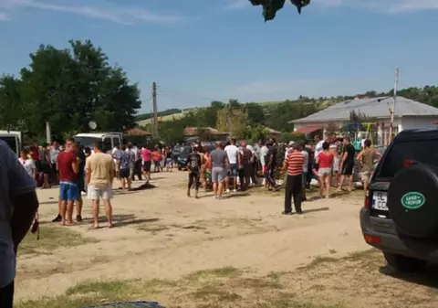 Cinci copii, loviți de o mașină în localitatea Roșcani din Galați. Au fost spulberați de un șofer beat, în timp ce se jucau într-un parc / VIDEO