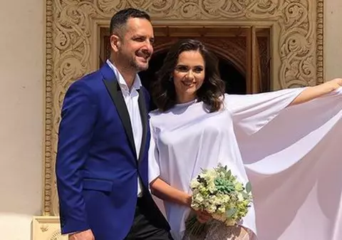 Ținuta vestimentară aleasă de Cristina Șișcanu pentru reînnoirea jurămintelor a fost dur criticată. “Doamne, era mai potrivită în dormitorul vostru. Ridicol “