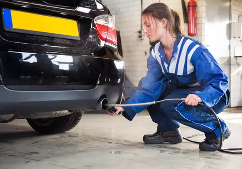 Cum au evoluat taxele auto, din 2007 până în 2017. Află dacă ai sau nu ai de primit bani de la Fisc