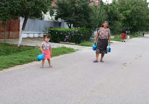 REPORTAJ/ Visul unei nopți de vară se năruie în praful de pe uliță. Marea Neagră e la distanță de ani lumină de un sat din Dolj