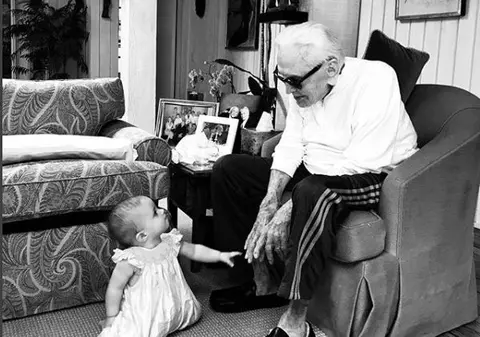 FOTO | Imagine emoționantă cu Kirk Douglas, la 101 ani, cu strănepoata lui