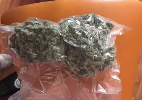 Un tânăr de 22 de ani a fost prins în Cluj-Napoca cu sute de pastile de droguri și cannabis