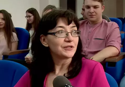 Elevii din Vaslui din două clase, admiși la facultăți de medicină din țară. O profesoară de chimie i-a format pe toți