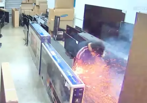 VIDEO| Unui bărbat i-a explodat țigara electronică în buzunar