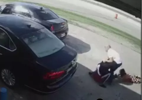 VIDEO | O femeie din SUA a fost călcată cu mașina de doi hoți care au vrut să-i fure geanta cu bani