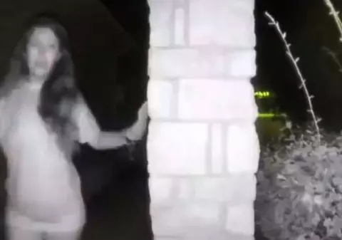 O femeie este căutată de poliție, după ce a sunat în mijlocul nopții la mai multe sonerii. Detaliu care a atras atenția