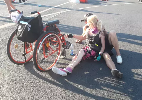 Femeia în scaun cu rotile împinsă de jandarmi a venit la Parchetul Militar