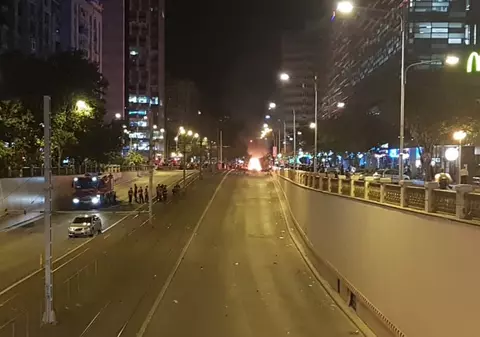 Protestatarii au incendiat ieșirea din Pasajul Victoria. Au adus cauciucuri și sticle incendiare