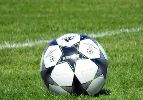 Un fotbalist din Premier League a fost filmat în timp ce întreținea relații intime cu două femei