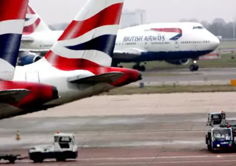 Părinți evacuați din avion după ce copilul lor de trei ani nu se oprea din plâns