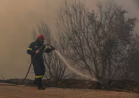 Zeci de incendii de vegetație uscată în județul Suceava. Două persoane au suferit arsuri, iar pompierii au amendat 20 de persoane care au incendiat miriști