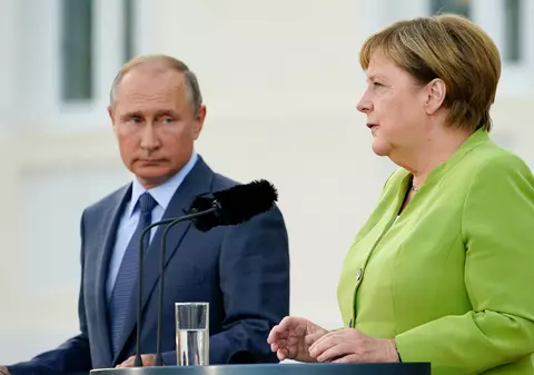 Putin ar fi discutat cu Merkel despre ”producția comună de vaccinuri” anti-Covid, susține Kremlinul