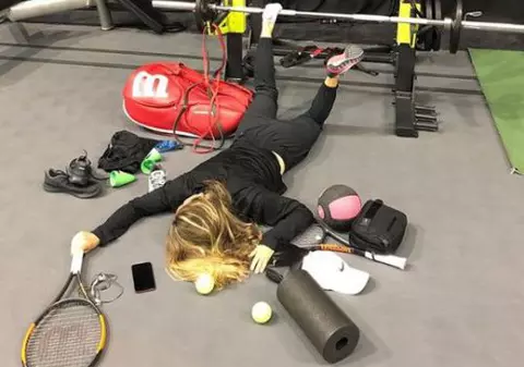 FOTO | Simona Halep, întinsă pe podea: Acesta este rezultatul a 4 meciuri în 48 de ore